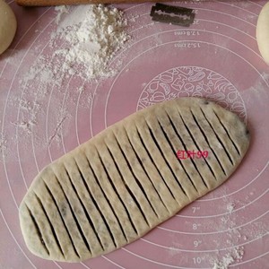 毛毛虫豆沙面包的做法 步骤6