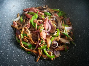 山蘑菇炒黄花菜的做法 步骤9