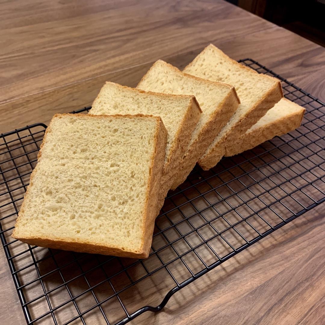 黑全麦波兰种吐司，这么柔软简直怀疑你是个假全麦！