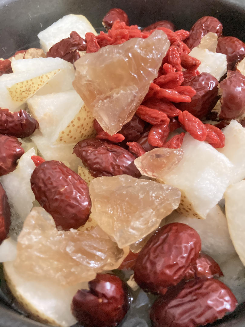 冰糖雪梨银耳红枣枸杞汤（止咳化痰润肺）