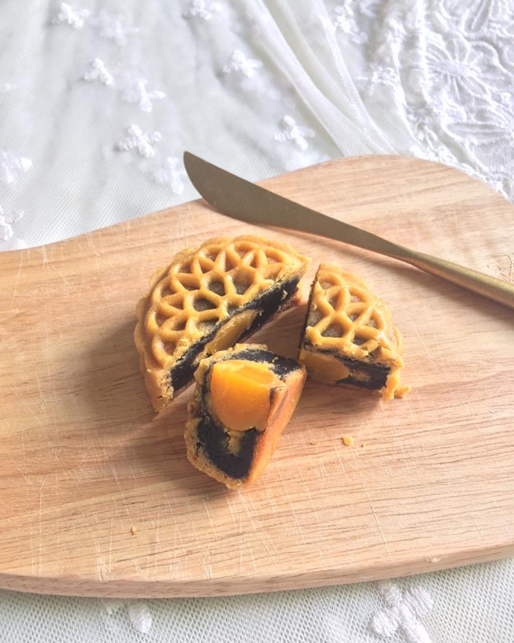 黑芝麻蛋黄月饼