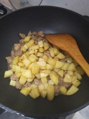 热情的土豆焖牛肉的做法 步骤6
