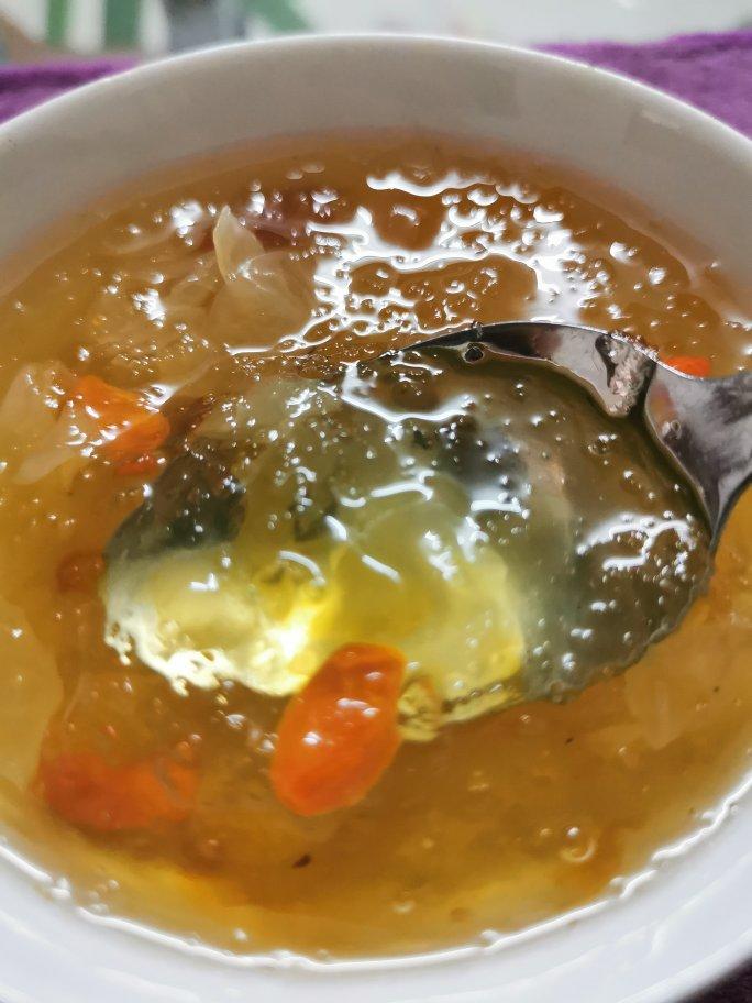 美容润肤 益气补血《桃胶皂角米百合银耳红枣羹》