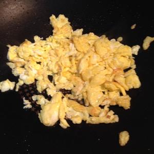五彩蛋炒饭的做法 步骤6