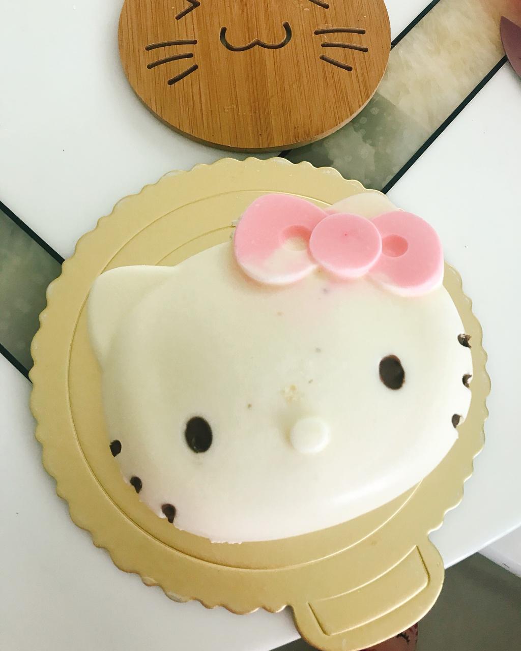 6寸kitty芝士慕斯蛋糕