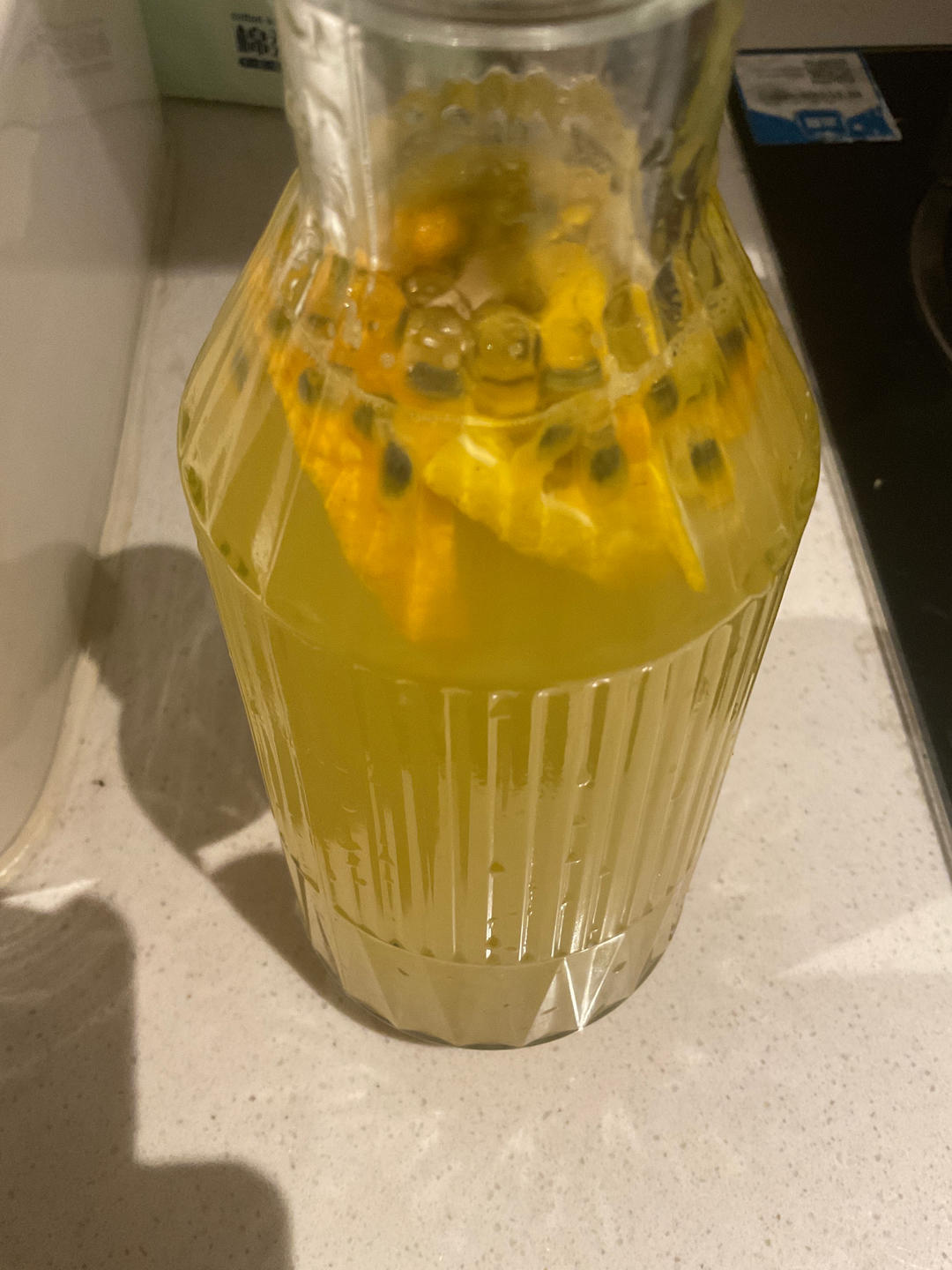 夏日人气饮品，柠檬百香果水果茶