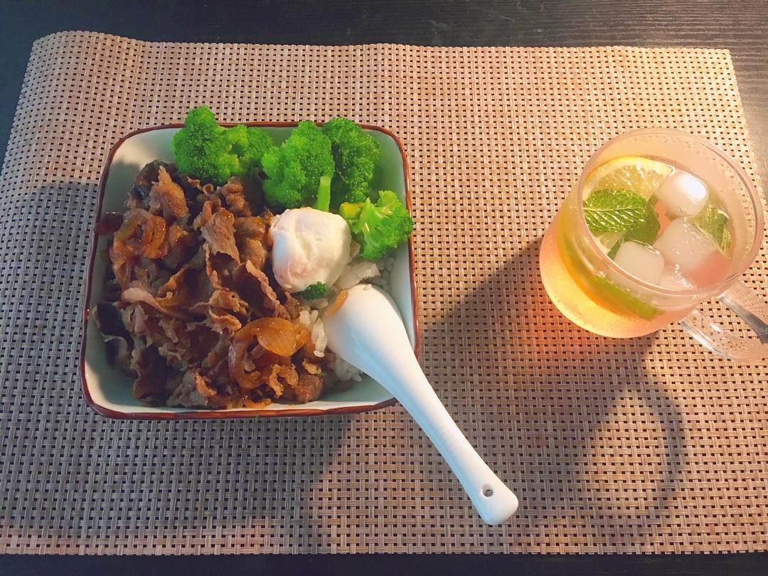 【温泉蛋肥牛盖饭】