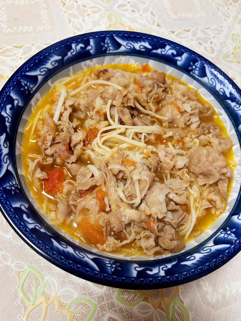 瑶瑶的专属做的羊肉卷西红柿金针菇汤