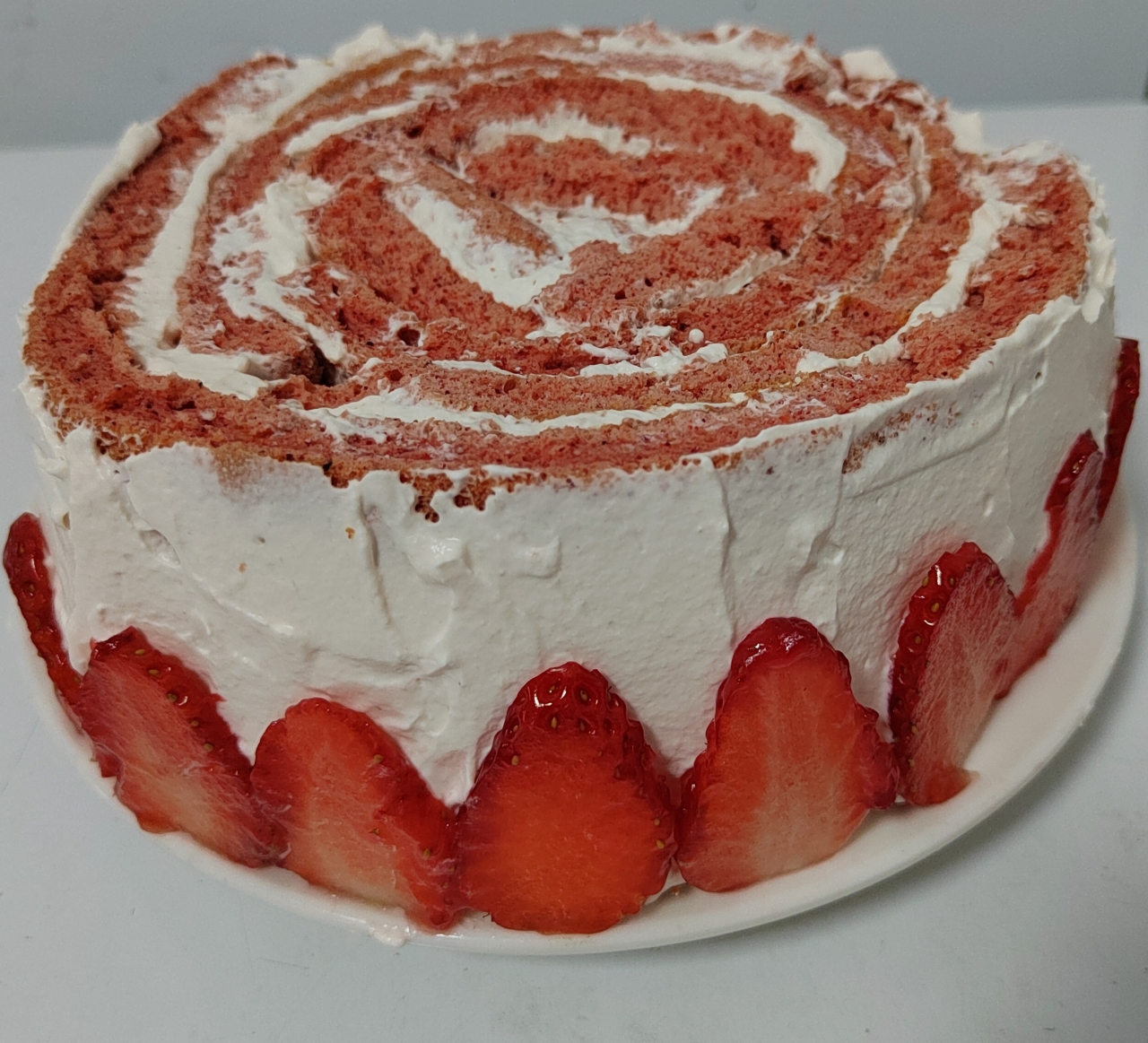 草莓漩涡年轮蛋糕🍓一圈又一圈，治愈且美好～