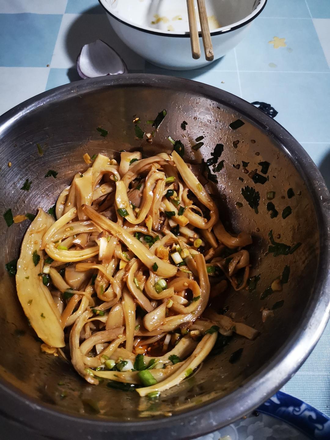 比肉还好吃的【手撕凉拌杏鲍菇】，上桌扫光光