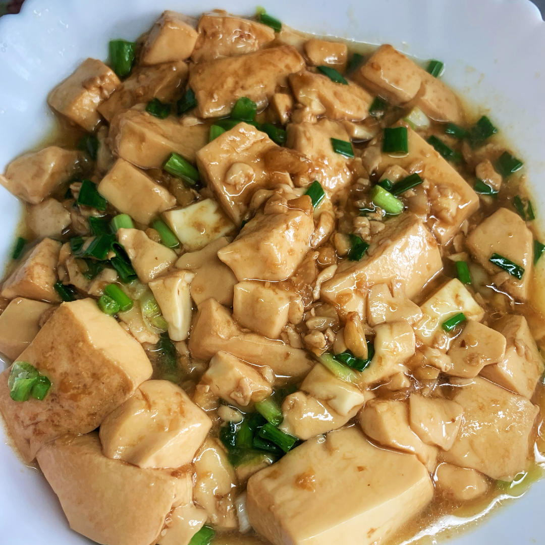 不放肉也超下饭的葱焖豆腐