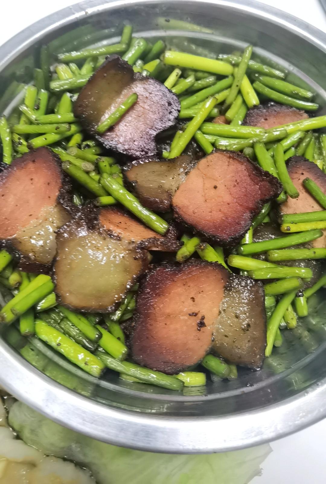 腊肉炒蒜苔，超级简单的快手菜，荤素搭配，也算硬菜一道，下饭菜