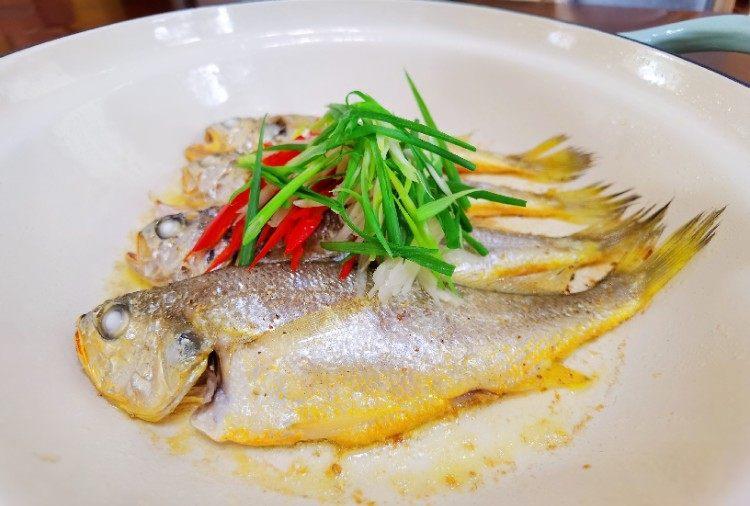 鲜焗小黄鱼【6月北鼎珐琅铸铁锅食谱】的做法