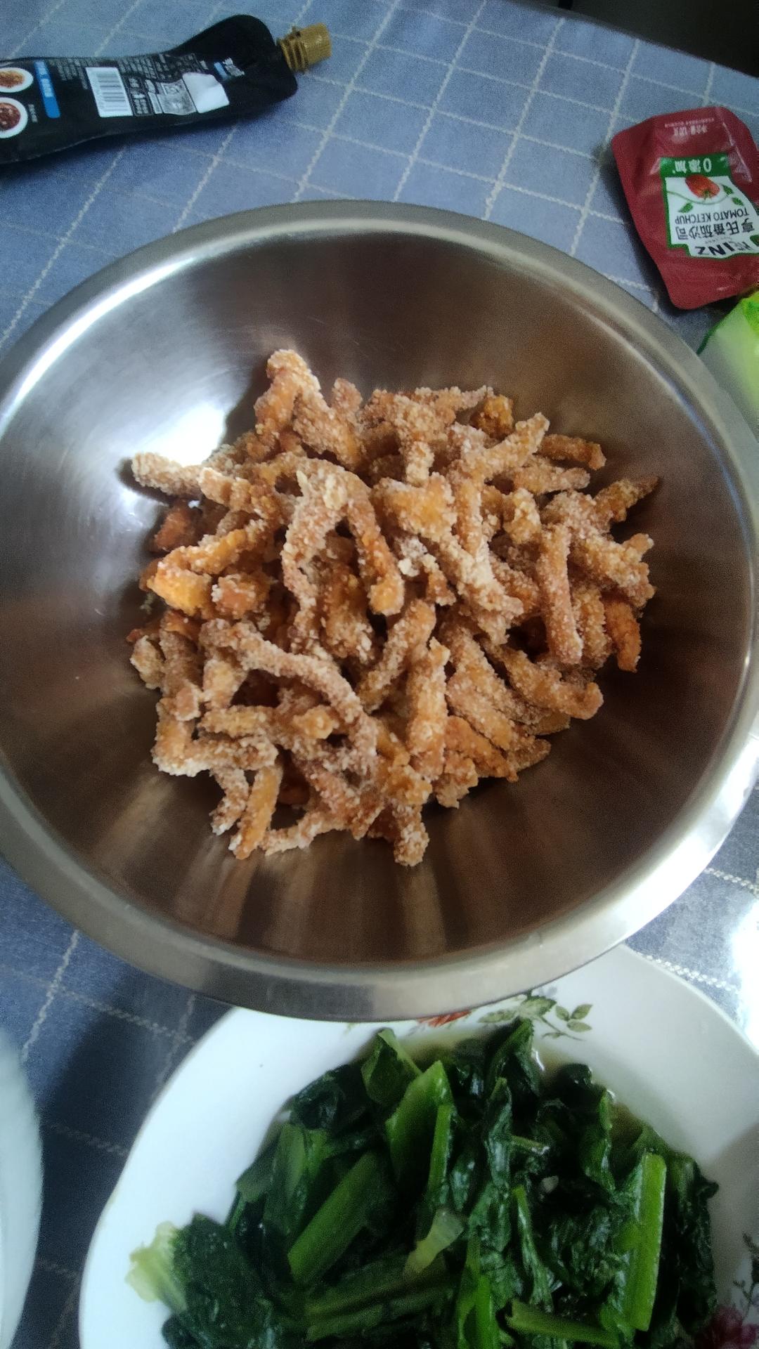上餐桌就空盘的炸鸡柳