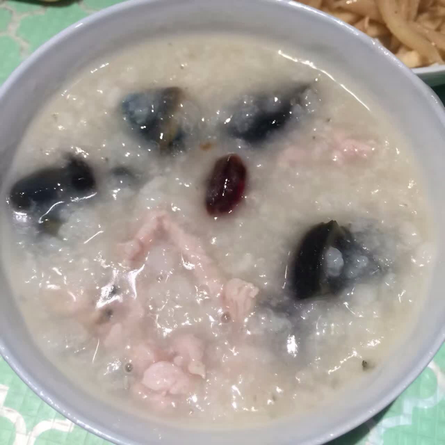电饭煲版皮蛋瘦肉粥