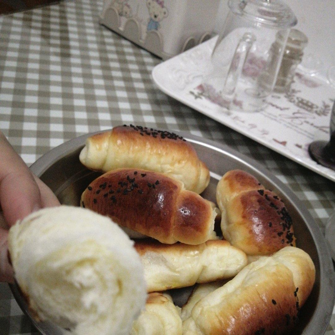 新年第一烤：黄油面包卷儿