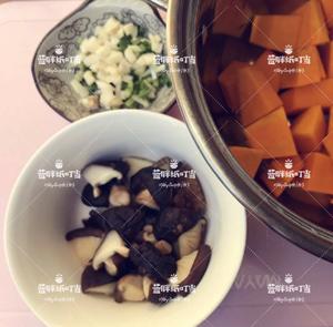 减脂餐：南瓜香菇鸡腿焖糙米饭的做法 步骤3