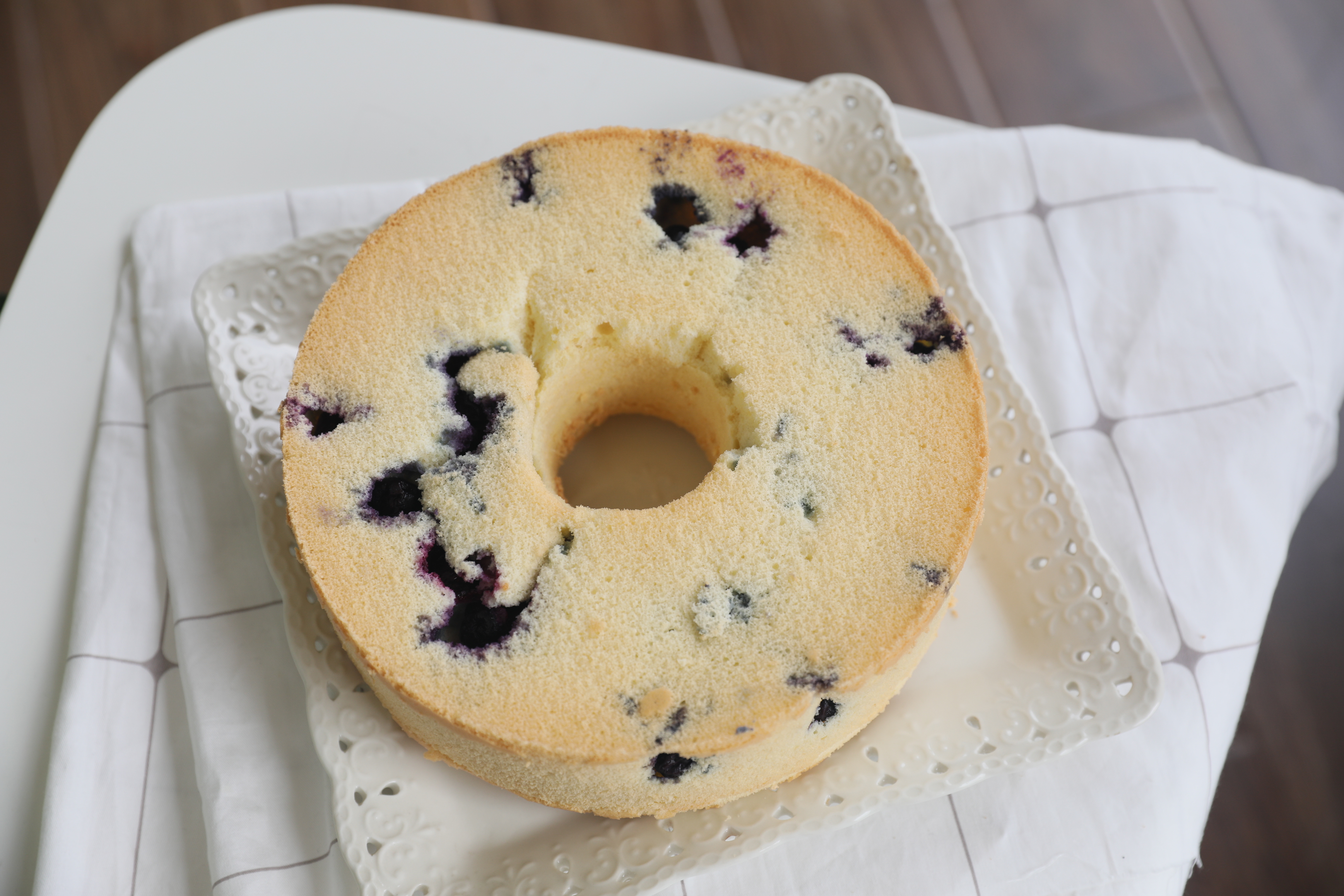 蓝莓戚风蛋糕 | 宝宝人生第一次做蛋糕，还可以不？的做法 步骤8