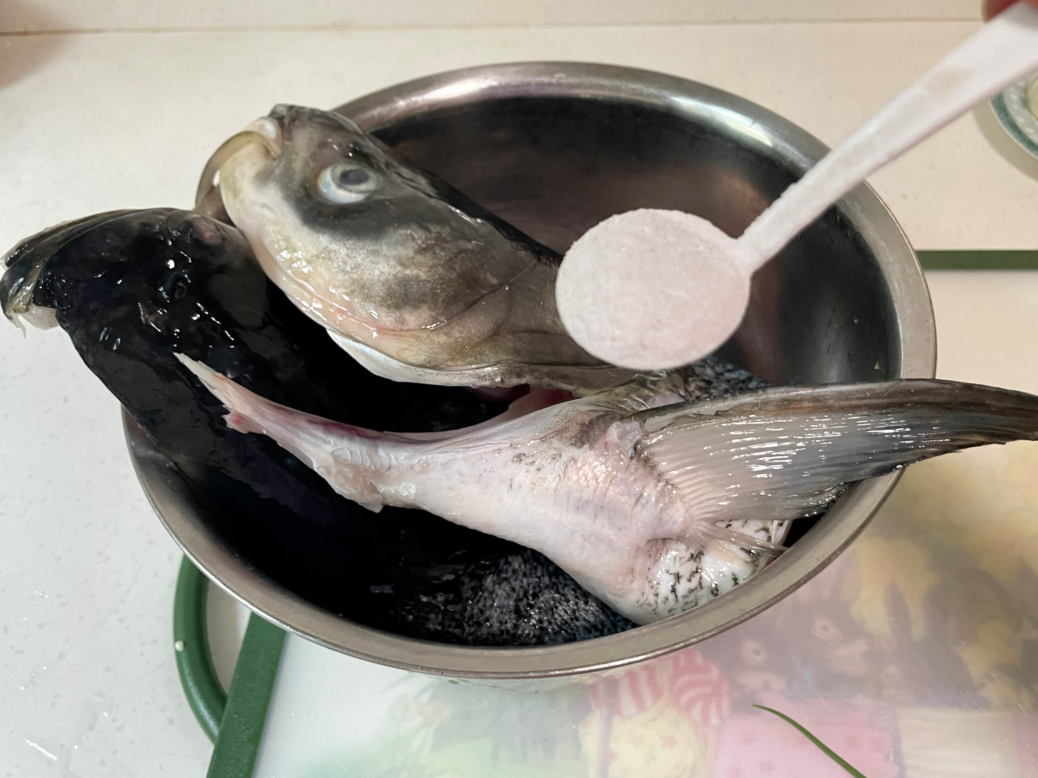 红烧鱼头豆腐汤的做法 步骤2