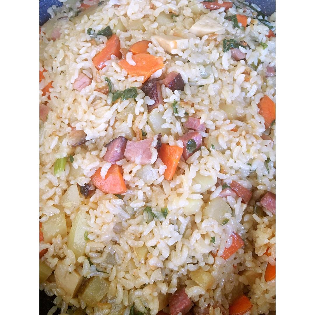香菇腊肠土豆焖饭