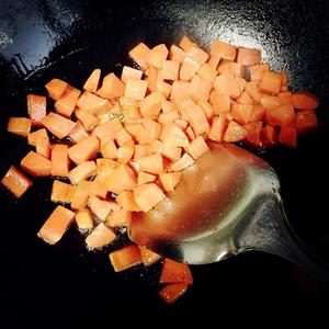 胡萝卜黄瓜炒鸡丁的做法 步骤4