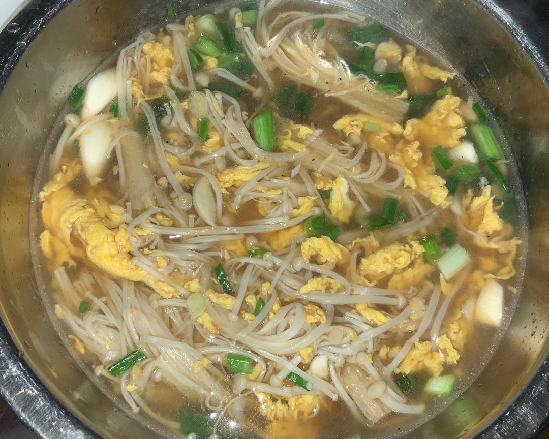 鲜甜可口的金针菇蛋花汤