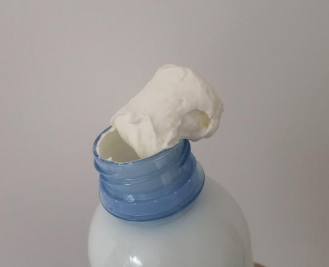 矿泉水瓶打发淡奶油和蛋清，太绝了！的做法