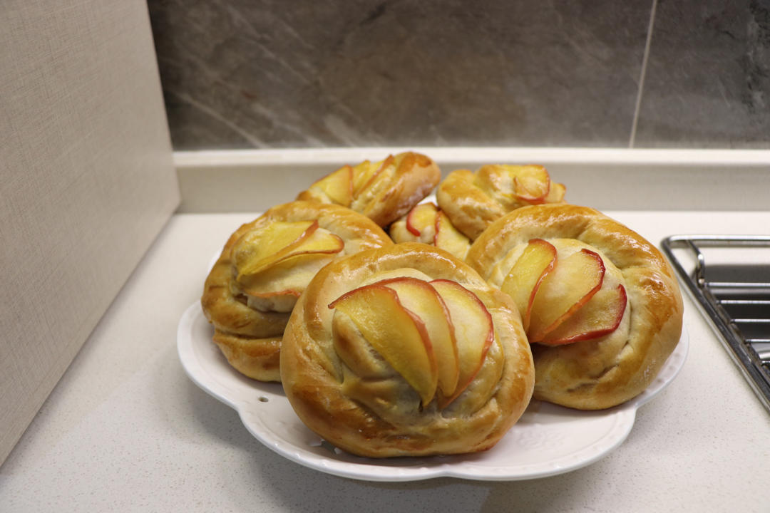 焦糖苹果肉桂面包卷