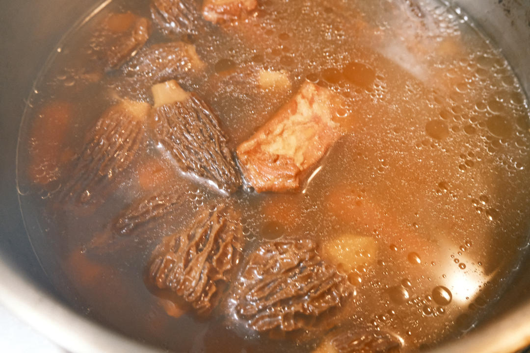 汤鲜味美的羊肚菌煲汤