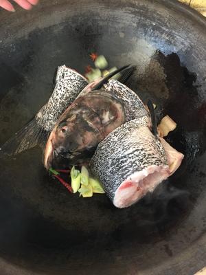 铁锅炖鱼的做法 步骤2
