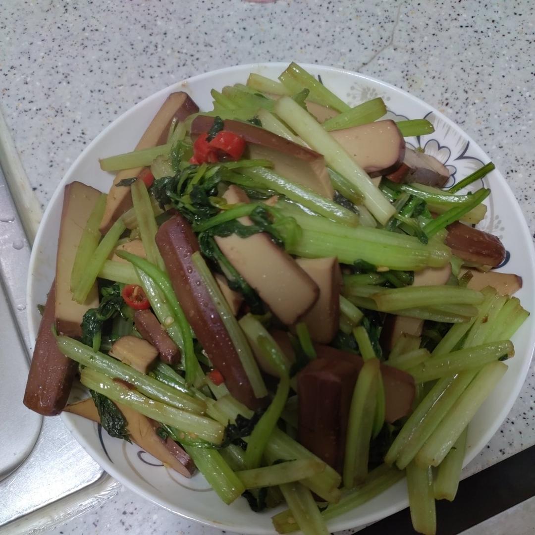 香芹炒鸡蛋干