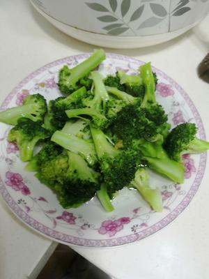 素炒西兰花🥦的做法 步骤3