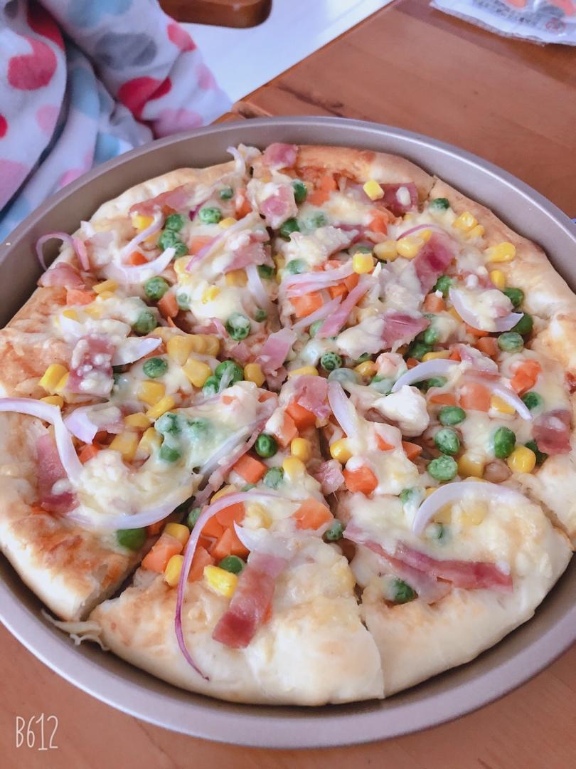 含宣软饼皮做法、自己在家也能做出馅料十足、超拉丝的美味诱人披萨