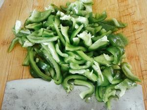 （绿中绿）青椒炒绿茄子的做法 步骤2