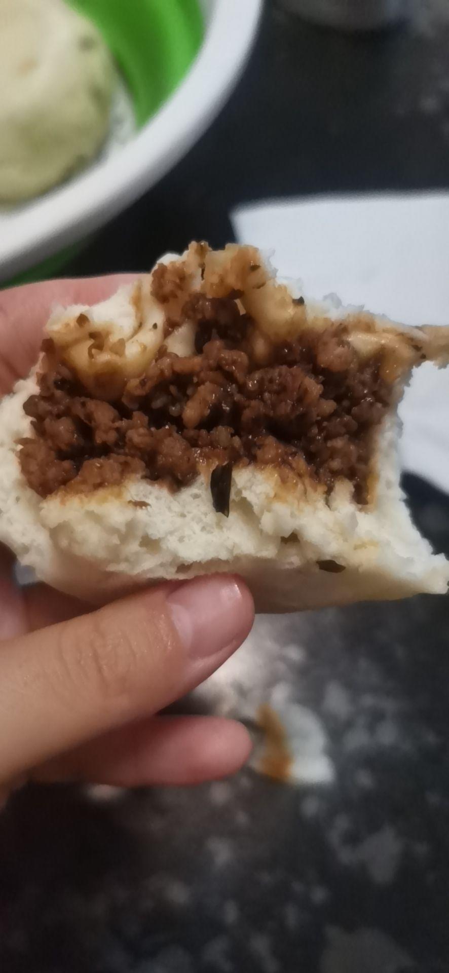 酱肉包升级版（加了点木耳和芹菜 好吃惨了）