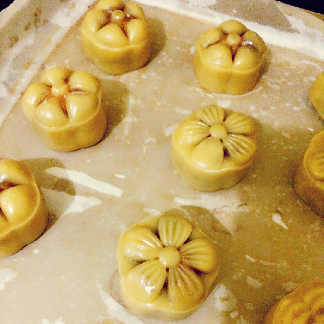 广式月饼—蛋黄芝麻月饼