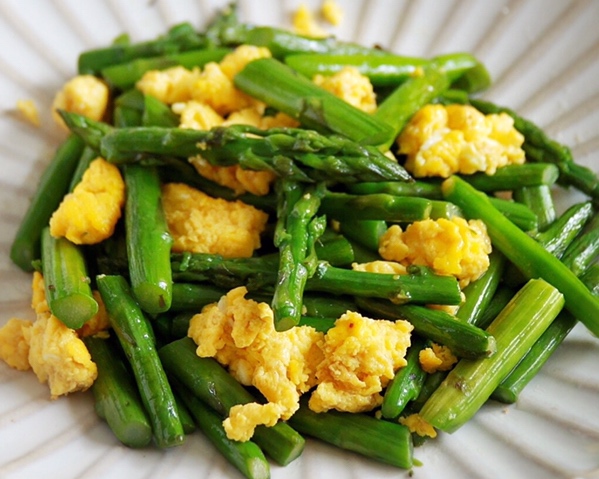 健康低卡家常菜—芦笋炒蛋的做法