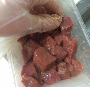 黑椒蒜子牛肉的做法 步骤2