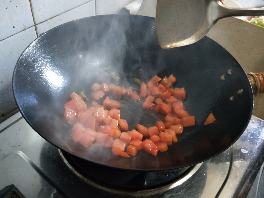 妈妈的味道备忘录：西红柿炒菜花——拌米饭的绝佳菜肴的做法 步骤5