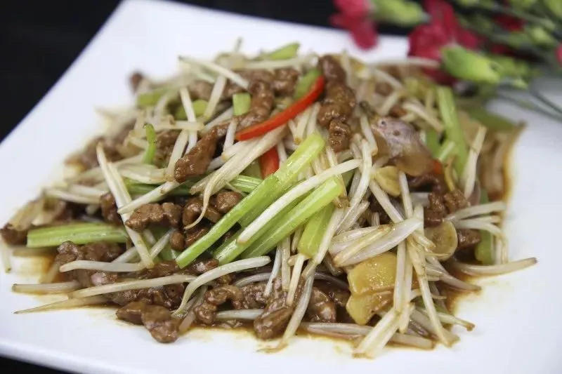 偶然吃到这道银芽牛肉丝，今天就复刻一下。