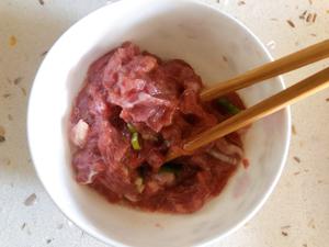 青红椒炒肉和炒蛋蛋的做法 步骤1