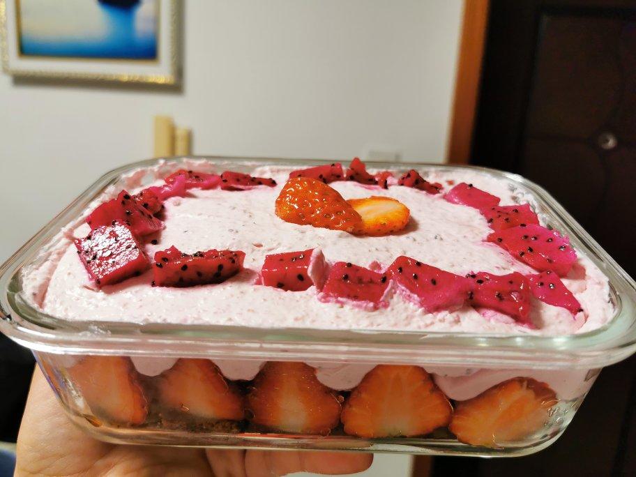 草莓季又到了，来个不用烤箱的草莓酸奶慕斯吧