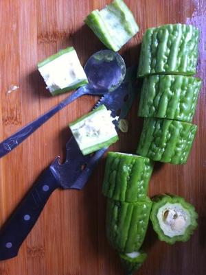 苦瓜绿豆排骨汤的做法 步骤2
