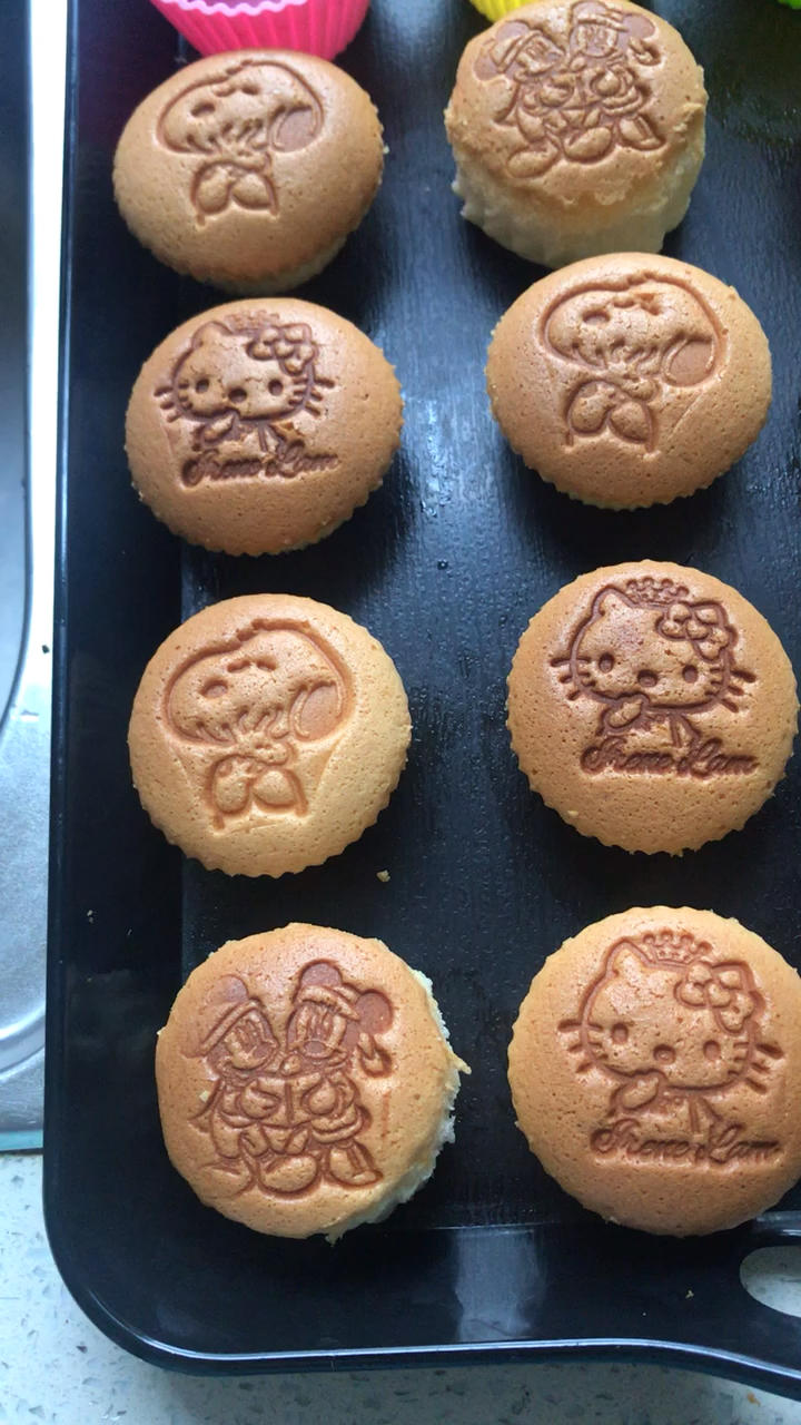 软萌软萌的古早味纸杯蛋糕