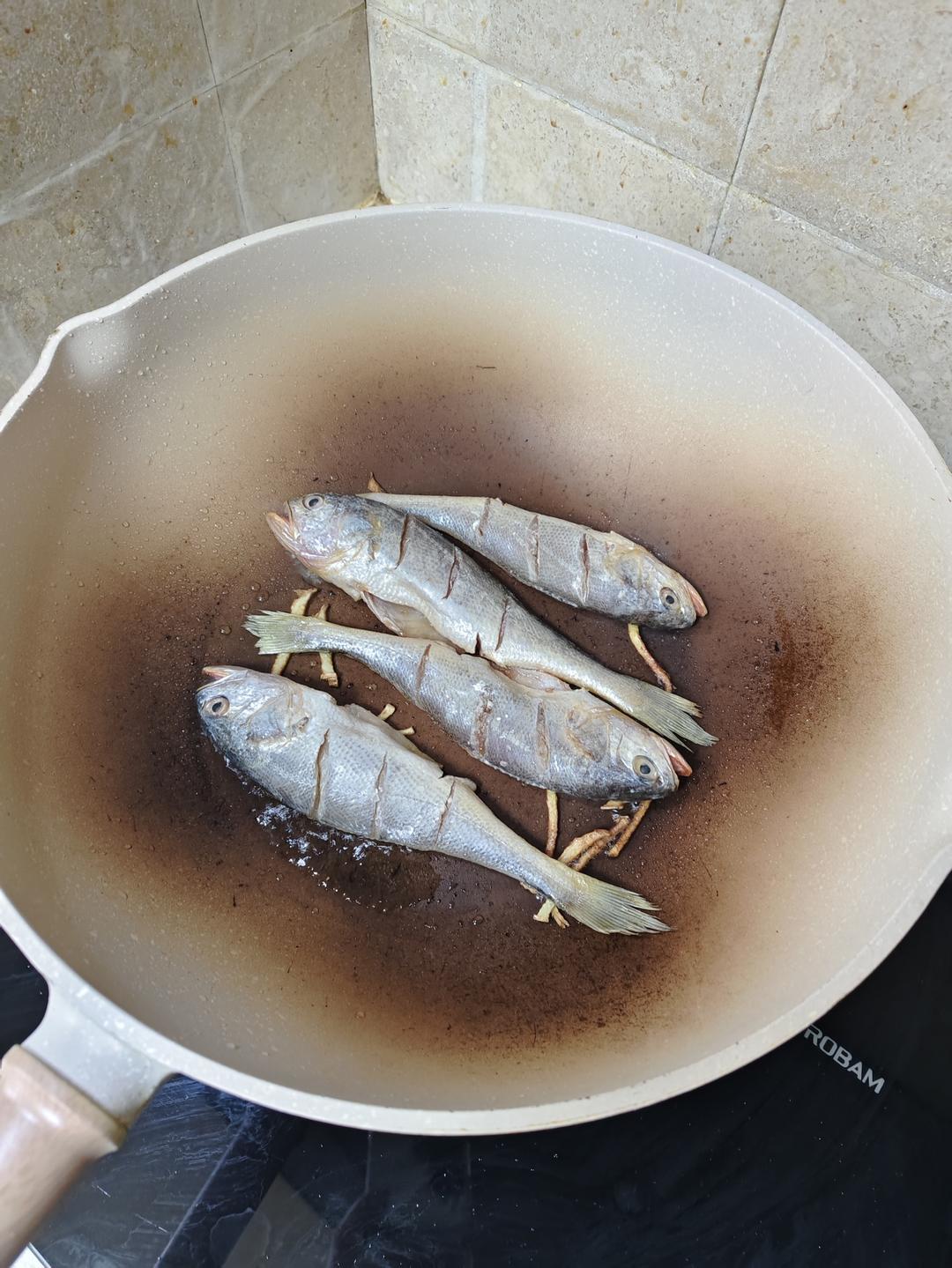 香煎小黄鱼-附处理小黄鱼步骤