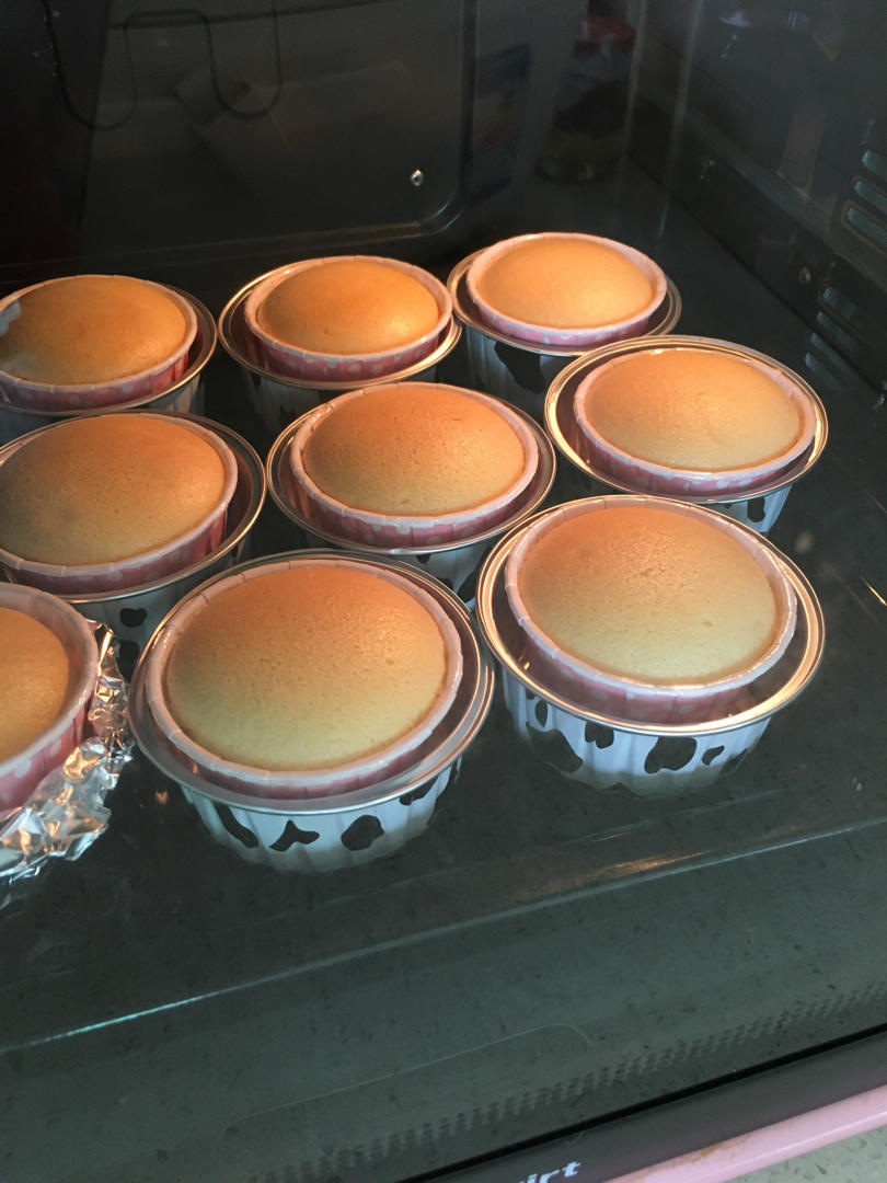 软萌软萌的古早味纸杯蛋糕