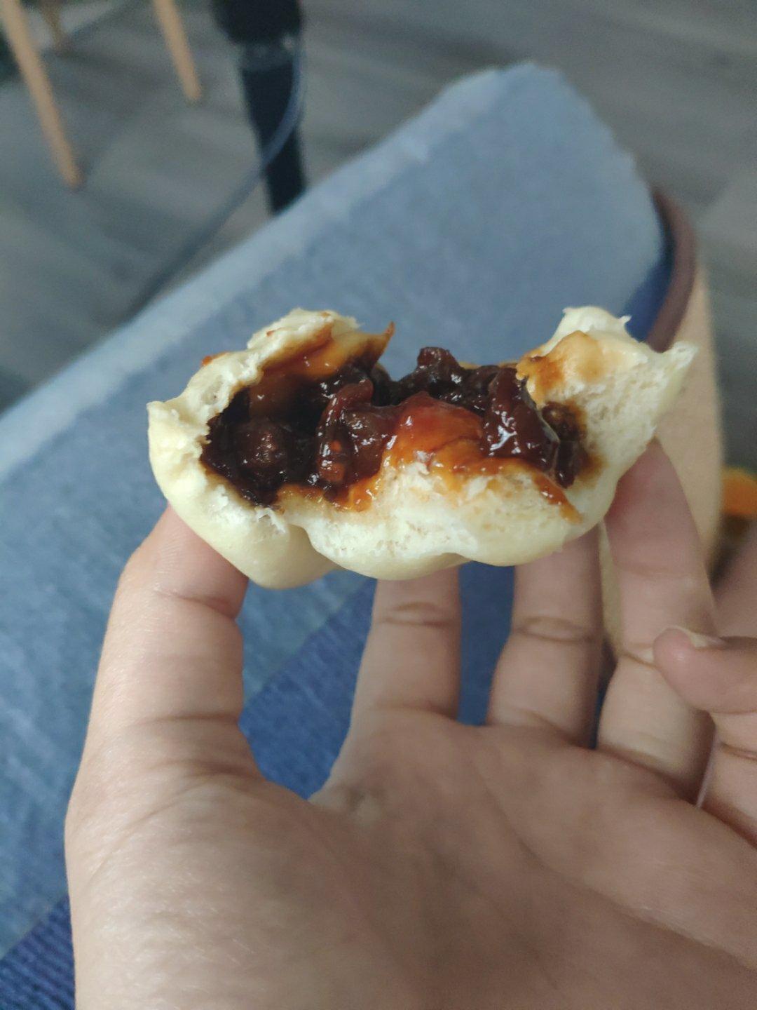 云朵般松软爆浆蜜汁叉烧包