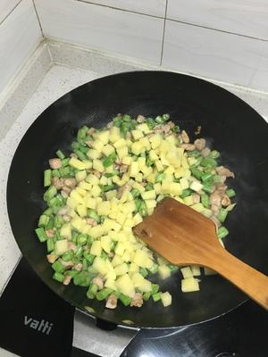 香菇豆角土豆肉焖饭（电饭煲版）的做法 步骤4