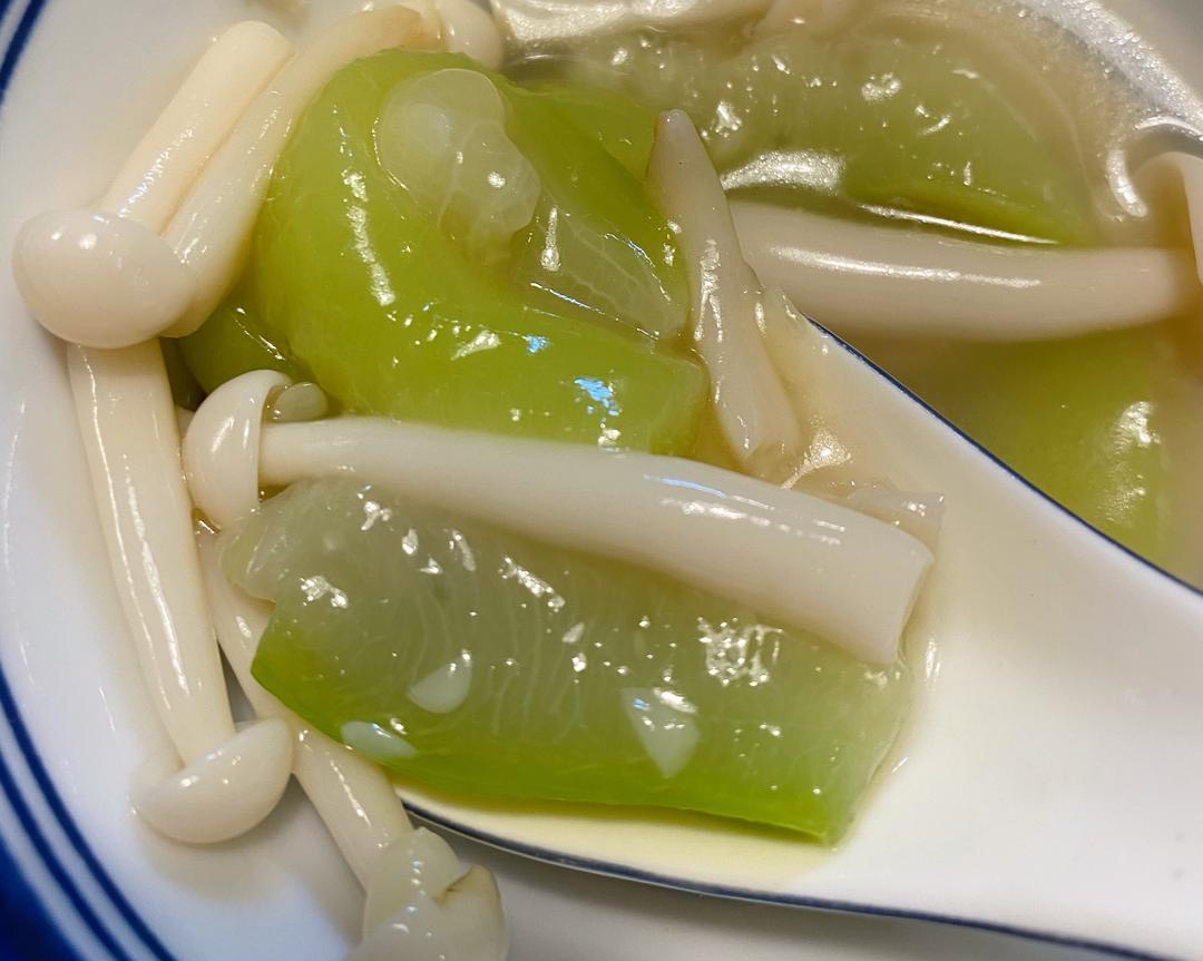 丝瓜鱼丸鲜菇汤，非常鲜甜！的做法