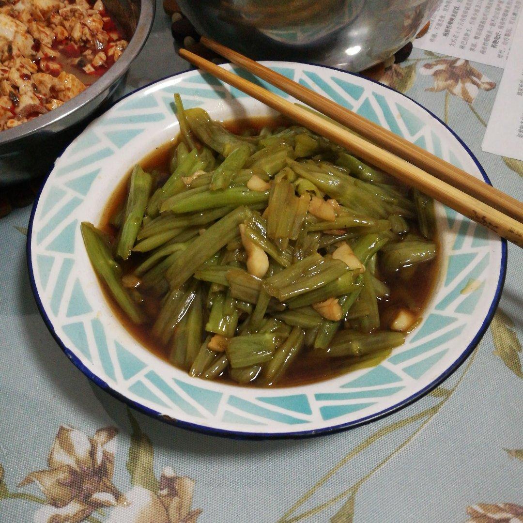 夏天连吃三大碗饭的秘密武器：酸辣空心菜梗
